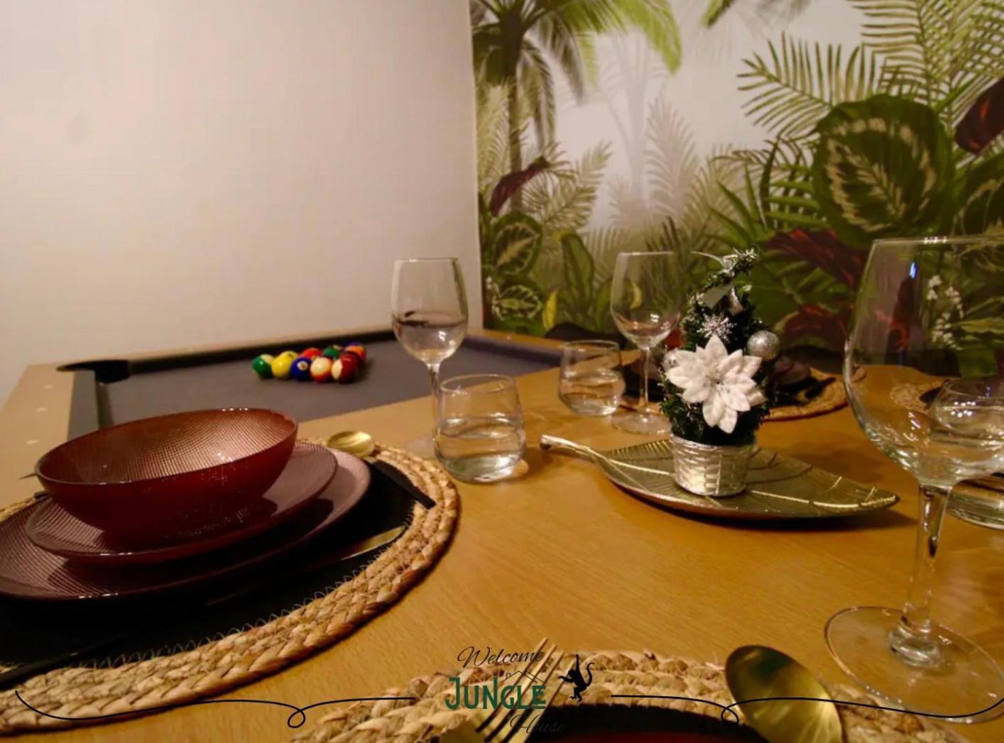 Maison "Jungle House" 90 M2 Billard, Retroprojecteur, Bar A Jeux , Vinyle, Wifi Fibre, Ideal Pro & Famille A Montbrison Luaran gambar