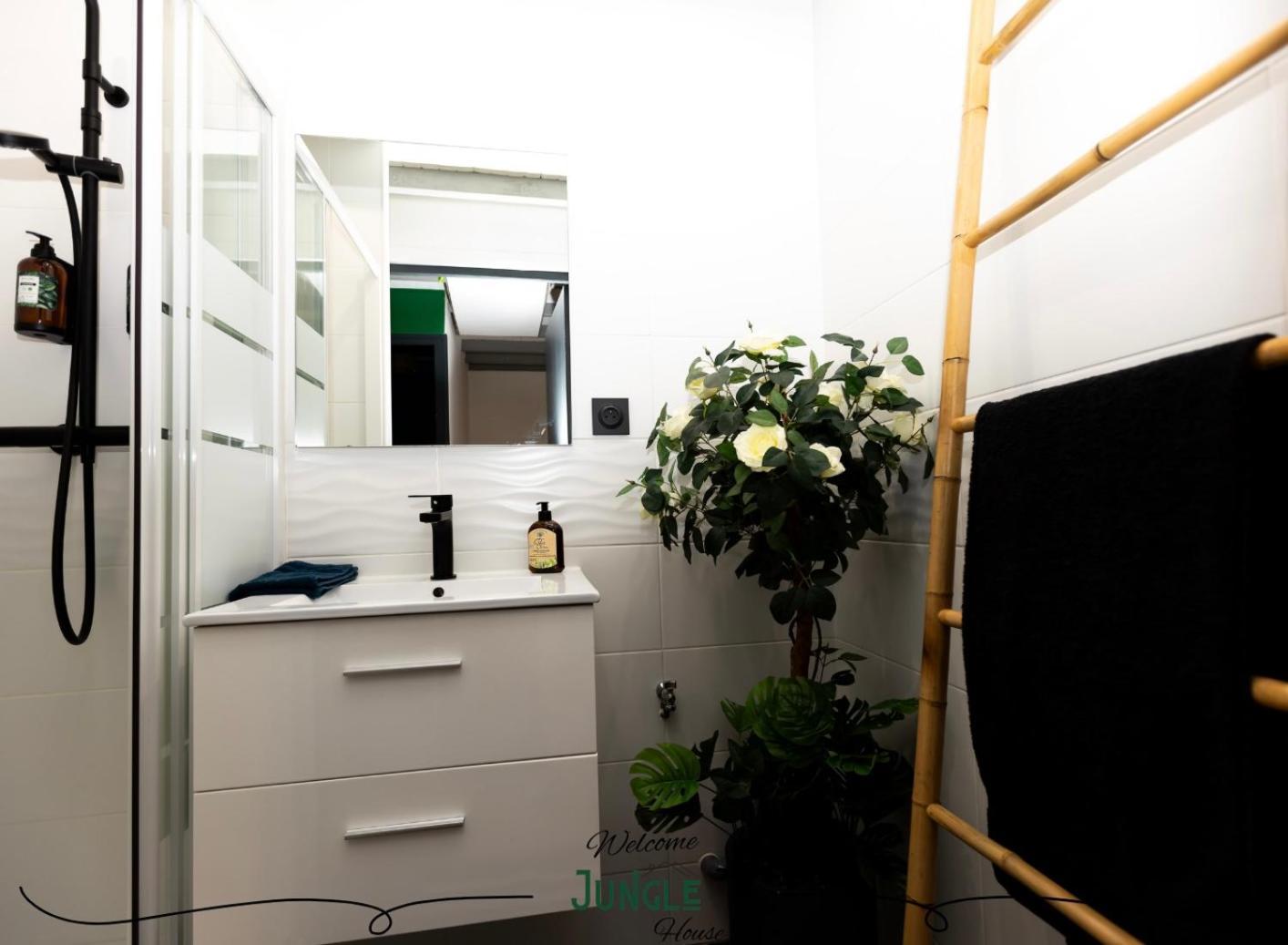 Maison "Jungle House" 90 M2 Billard, Retroprojecteur, Bar A Jeux , Vinyle, Wifi Fibre, Ideal Pro & Famille A Montbrison Luaran gambar